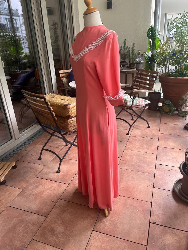 Vintage 1930S Salmon Pink Crêpe Full Length Gown Vintage 1930S Salmon Pink Crêpe Full Length Gown von Ragslinenandlace