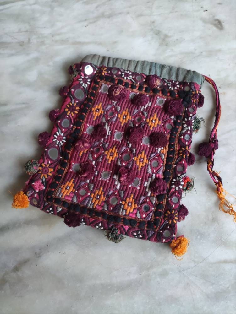 Vintage Rajahstan Embroidered Pouch von Ragslinenandlace