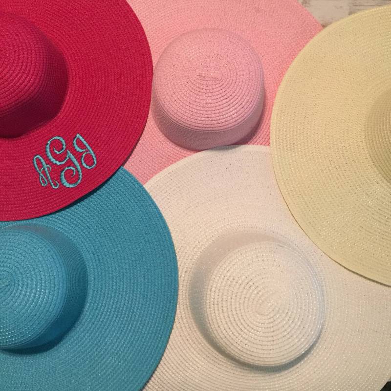 Frauen Monogramm Floppy Stroh Breite Krempe Sonnenhut Strand Pool See Garten Brautjungfern Geschenke Hochzeit von RnRMonogramBoutique