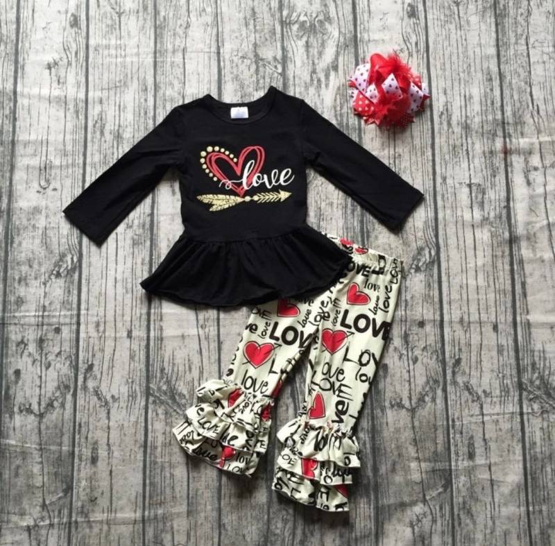 Mädchen Valentinstag Liebe Herz Boutique Rüschen Outfit Set Mit Passendem Bogen Shirt Top Hose Langarm Rot Schwarz Monogramm Personalisiert von RnRMonogramBoutique