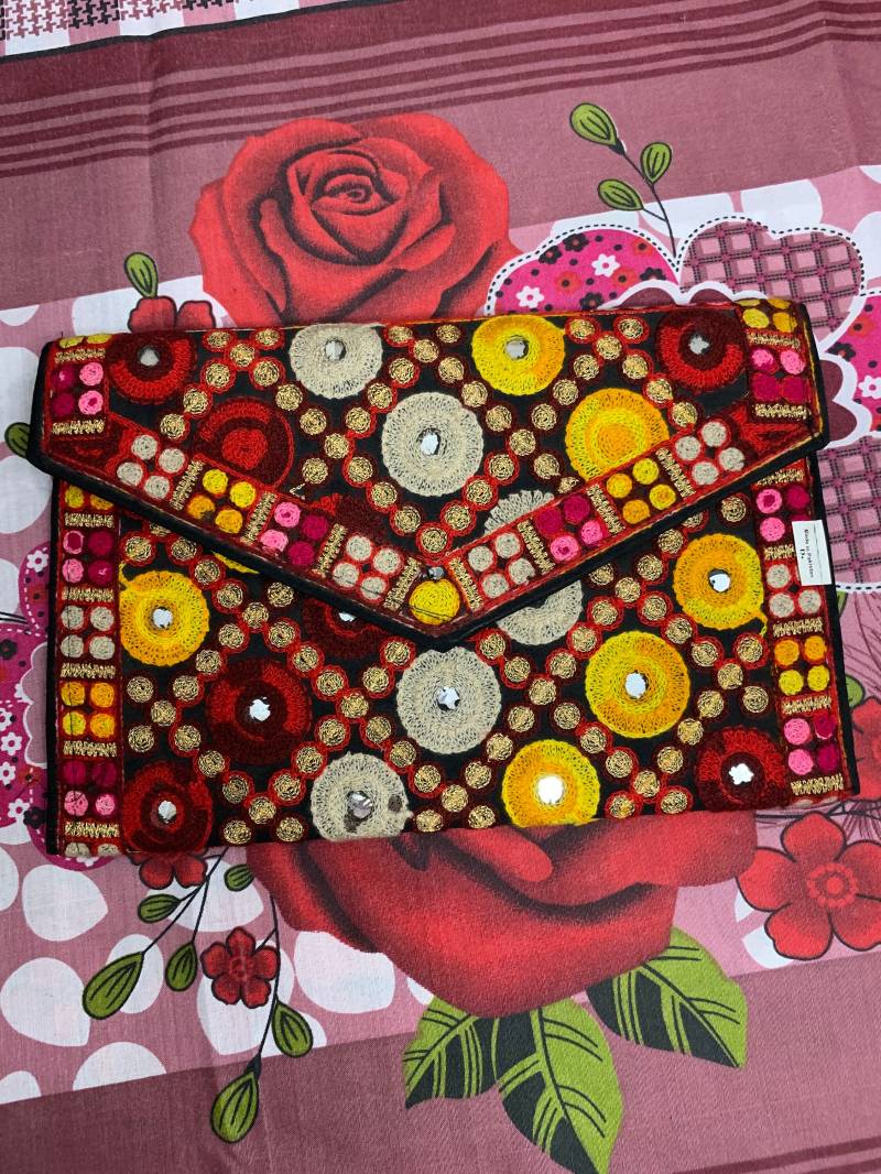 Pakistani Multicolored Embroidery Handmade Clutches Shoulder Bags For Women von Raheelafashion