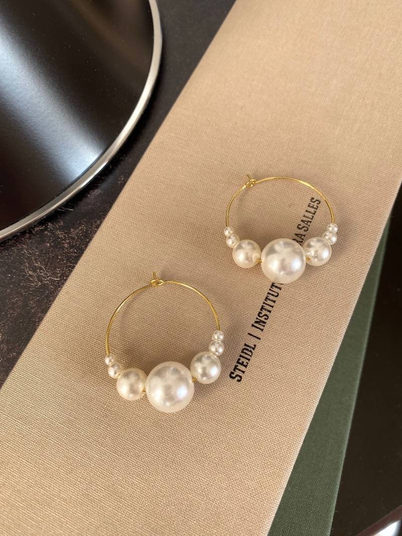 Goldene Ohrringe - Creolen Aus Weißen Perlen Geschenk Zum Muttertag Ostern Geburtstag/Coline Goldene Ohrringe - Creolen Aus Weißen Perlen Geschenk Zum Muttertag Ostern Geburtstag/Coline von RahmaLouise