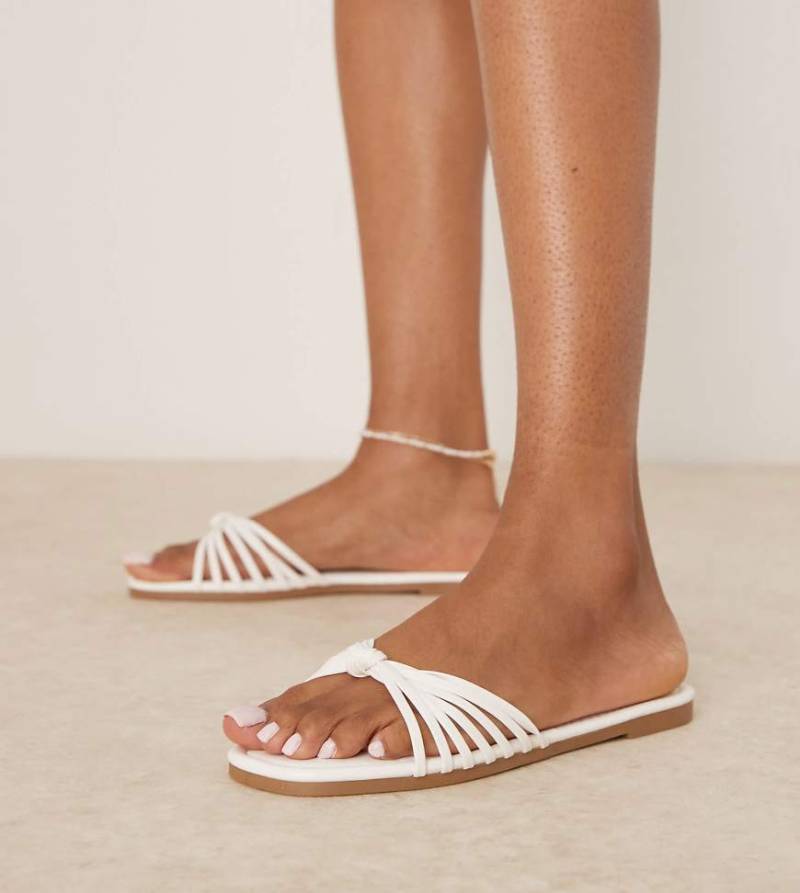 RAID Wide Fit - Bella - Flache Riemchensandalen in Weiß mit Knotendetail von Raid Wide Fit