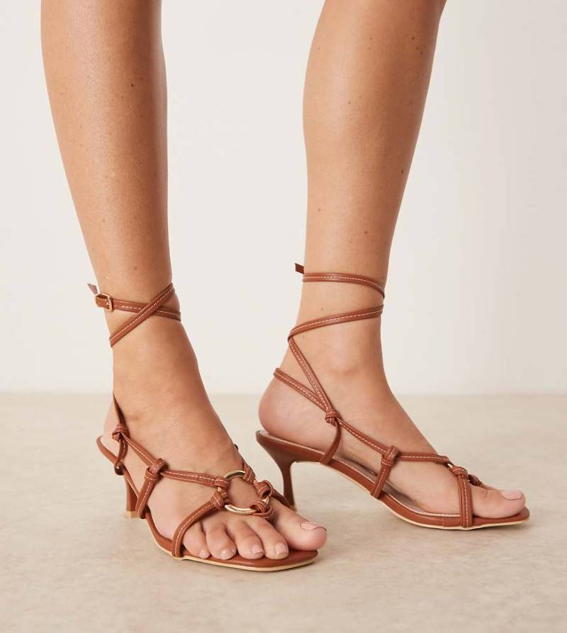 RAID Wide Fit - Danika - Sandaletten mit Absatz in Braun mit Schnür-Riemchen und Metalldetail, weite Passform von Raid Wide Fit