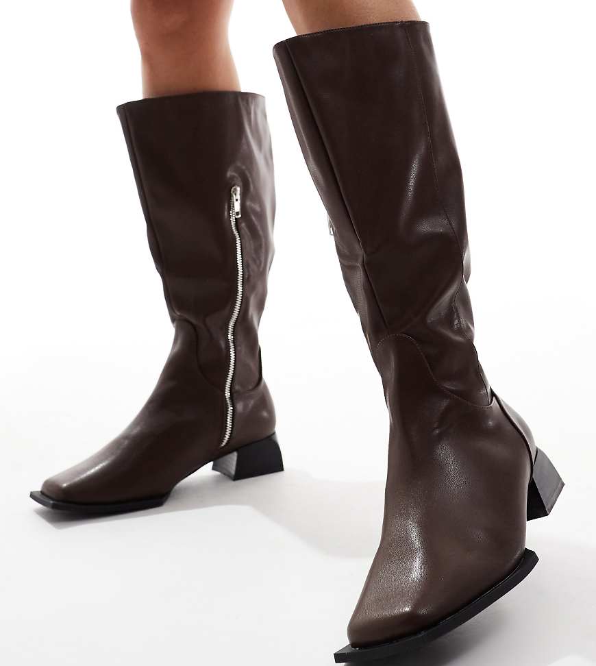 RAID Wide Fit - Elixir - Kniehohe Stiefel in Braun mit eckiger Zehenpartie, weite Passform RAID Wide Fit - Elixir - Kniehohe Stiefel in Braun mit eckiger Zehenpartie, weite Passform von Raid Wide Fit
