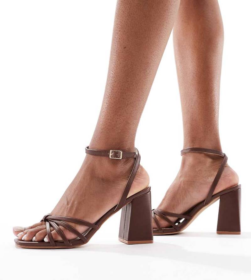 RAID Wide Fit - Iveyy - Riemchen-Sandaletten in Schokobraun mit Blockabsatz, weite Passform von Raid Wide Fit