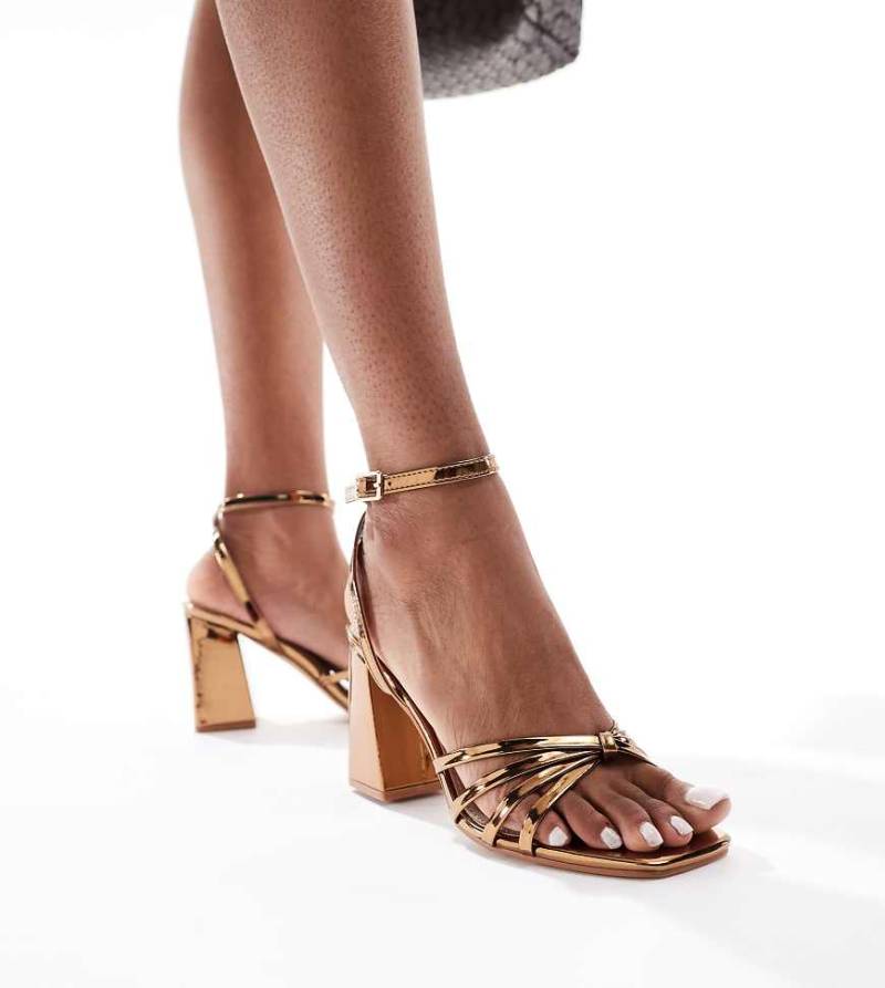 RAID Wide Fit - Iveyy - Riemchensandalen in Dunkelgold mit Blockabsatz, weite Passform-Braun von Raid Wide Fit