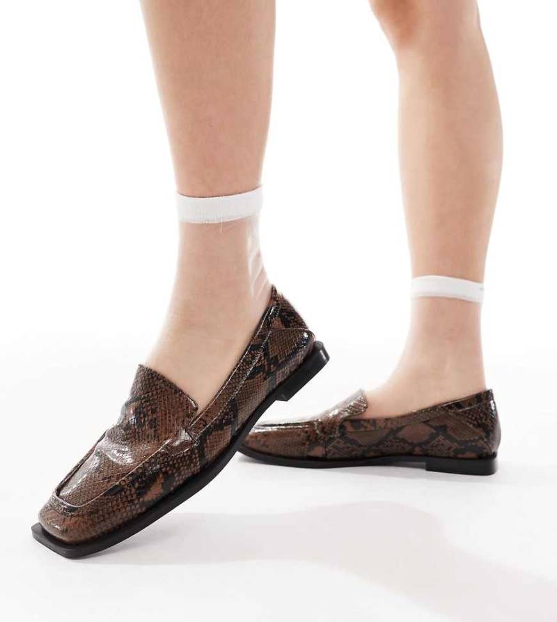 RAID Wide Fit - Neely - Loafer in Braun mit Schlangenmuster und eckiger Zehenpartie, weite Passform von Raid Wide Fit
