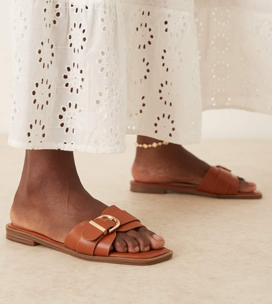 RAID Wide Fit - Nikola - Flache Sandalen in Hellbraun mit Schnallendetail, weite Passform von Raid Wide Fit