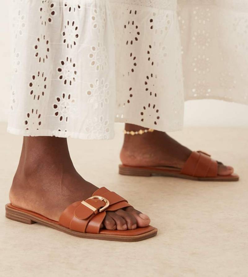 RAID Wide Fit - Nikola - Flache Sandalen in Hellbraun mit Schnallendetail, weite Passform von Raid Wide Fit