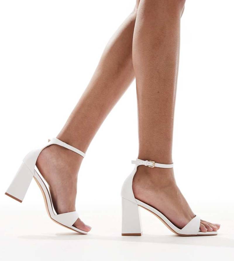 RAID Wide Fit - Niya - Sandaletten in Weiß mit mittelhohem Blockabsatz, weite Passform von Raid Wide Fit