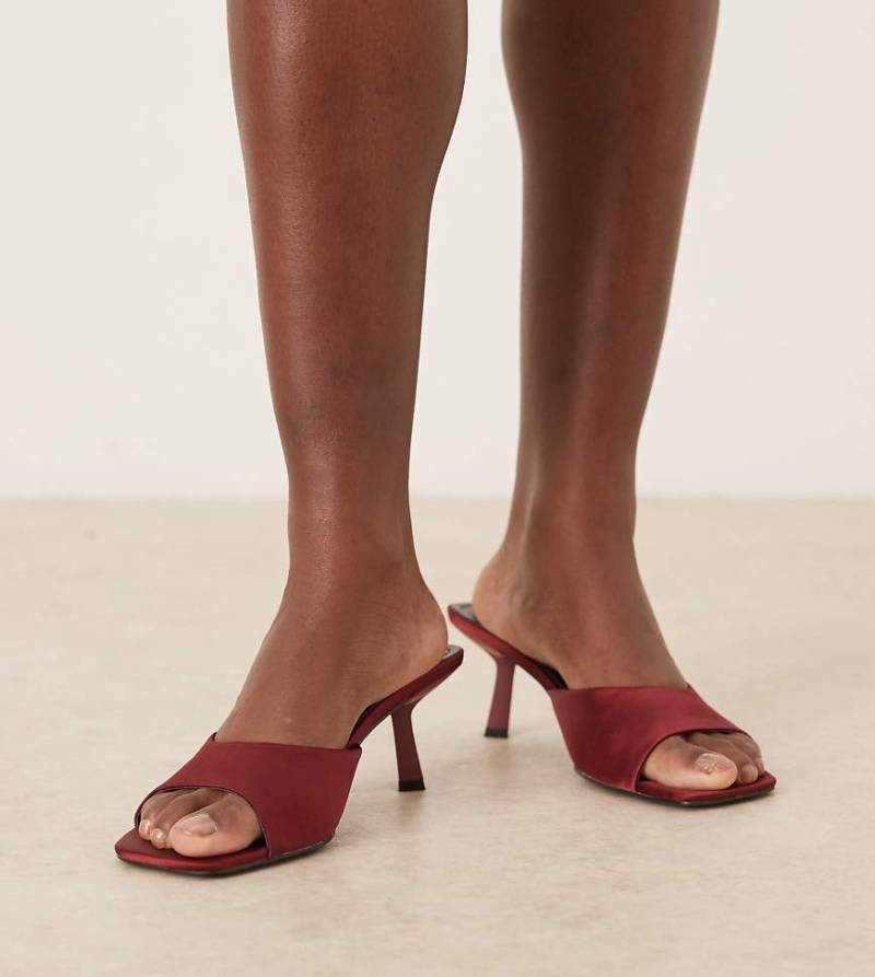 RAID Wide Fit - Rochi - Sandalen-Mules aus Satin in Burgunderrot mit Pfennigabsatz, weite Passform von Raid Wide Fit