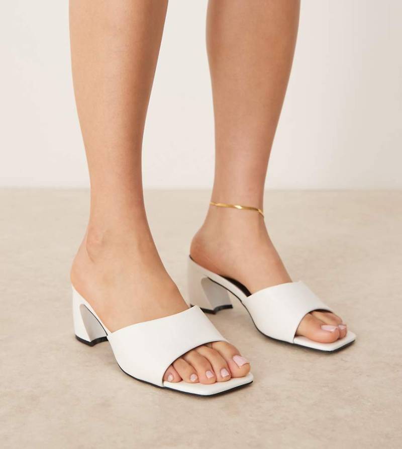 RAID Wide Fit - Saanvi - Mules in Weiß mit Blockabsatz, weite Passform von Raid Wide Fit