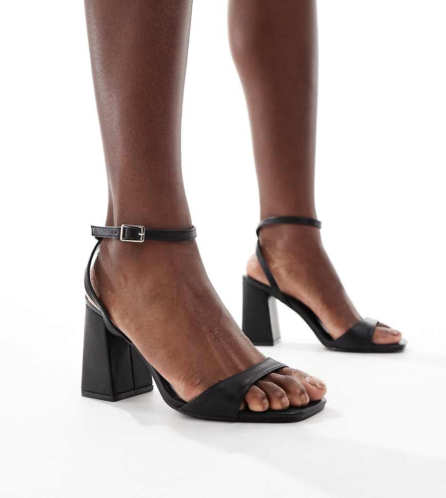 RAID Wide Fit - Wink 2 - Sandalen in Schwarz mit Blockabsatz RAID Wide Fit - Wink 2 - Sandalen in Schwarz mit Blockabsatz von Raid Wide Fit