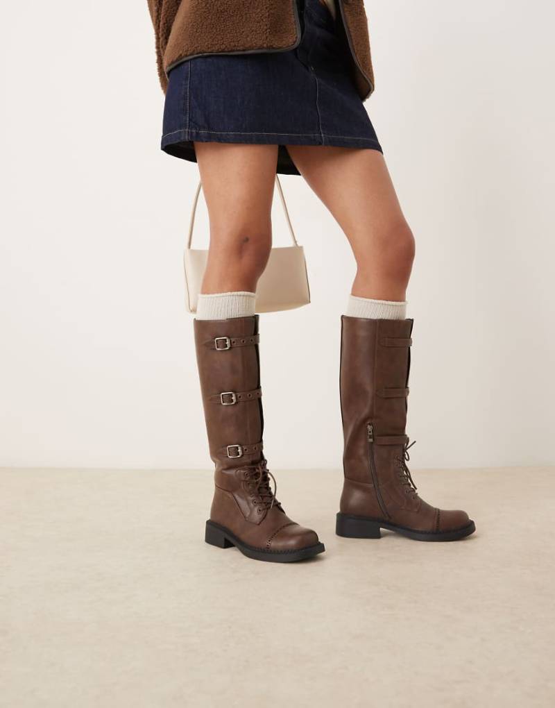 RAID - Fallon - Kniehohe Stiefel in brauner Used-Optik mit Metallschnallen von Raid