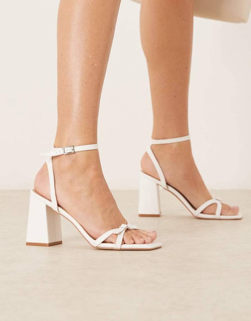 RAID - Ilaa - Sandaletten in Weiß mit Blockabsatz und Schnallendetail von Raid