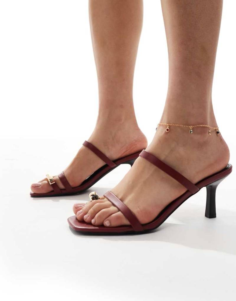 RAID - Mules in Burgunderrot mit Absatz und goldener Zehenschlaufe von Raid