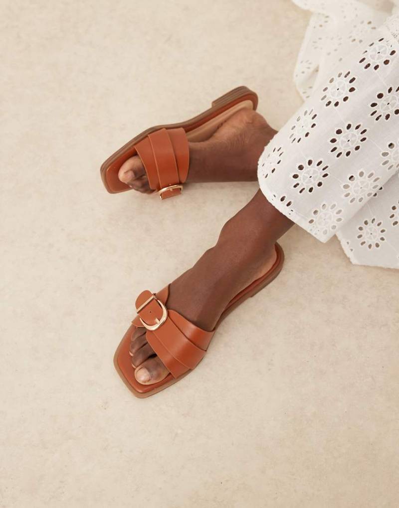 RAID - Nikola - Flache Sandalen in Hellbraun mit Schnallendetail von Raid