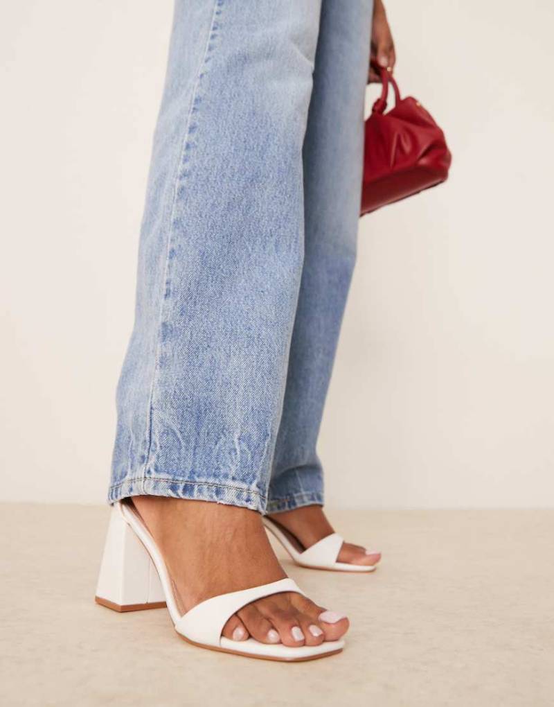 RAID - Niya - Sandaletten in Weiß mit mittelhohem Blockabsatz von Raid