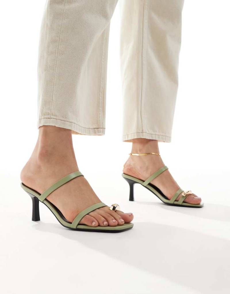 RAID - Pantoletten in Grün mit Absatz und goldener Zehenschlaufe von Raid