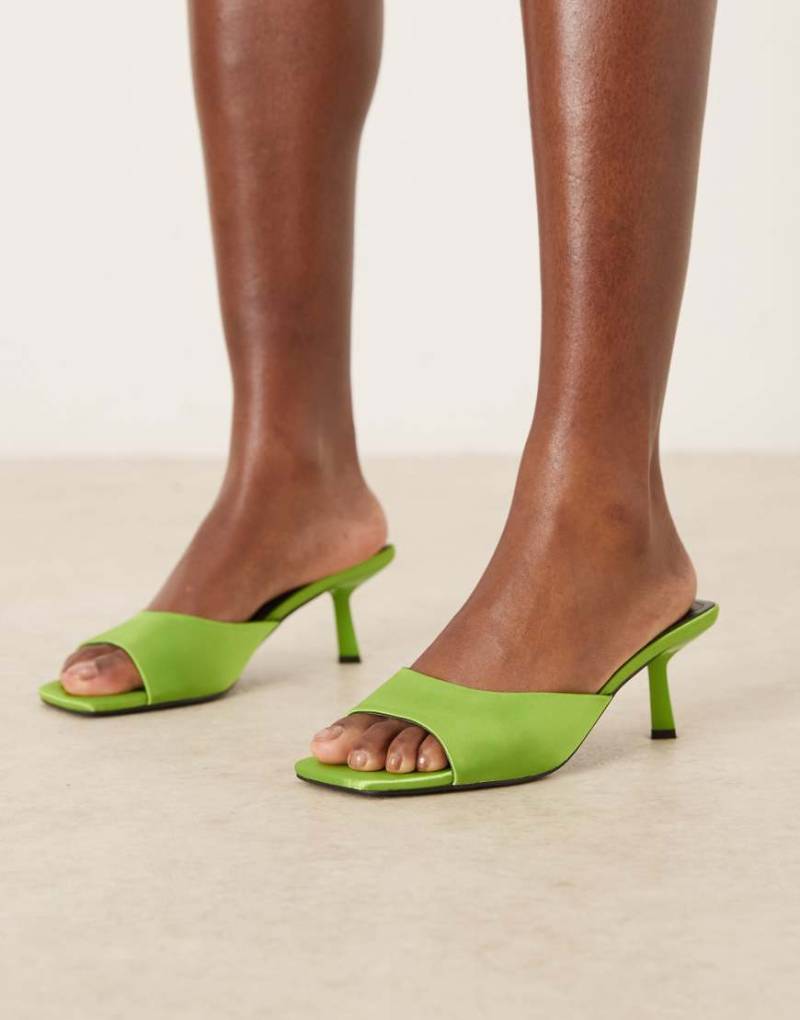 RAID - Rochi - Sandalen-Mules aus Satin in Grün mit Pfennigabsatz von Raid