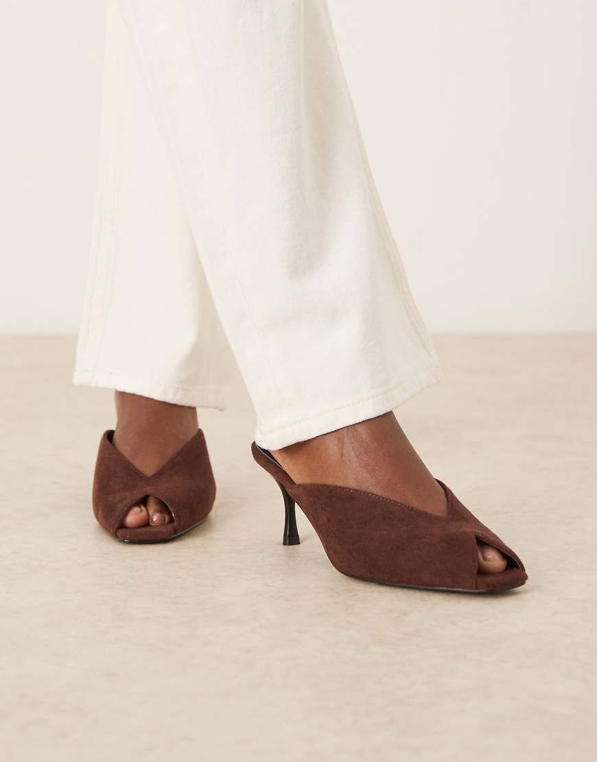 RAID - Sonika - Pantoletten aus braunem Wildlederimitat mit Kitten-Absatz-Brown von Raid