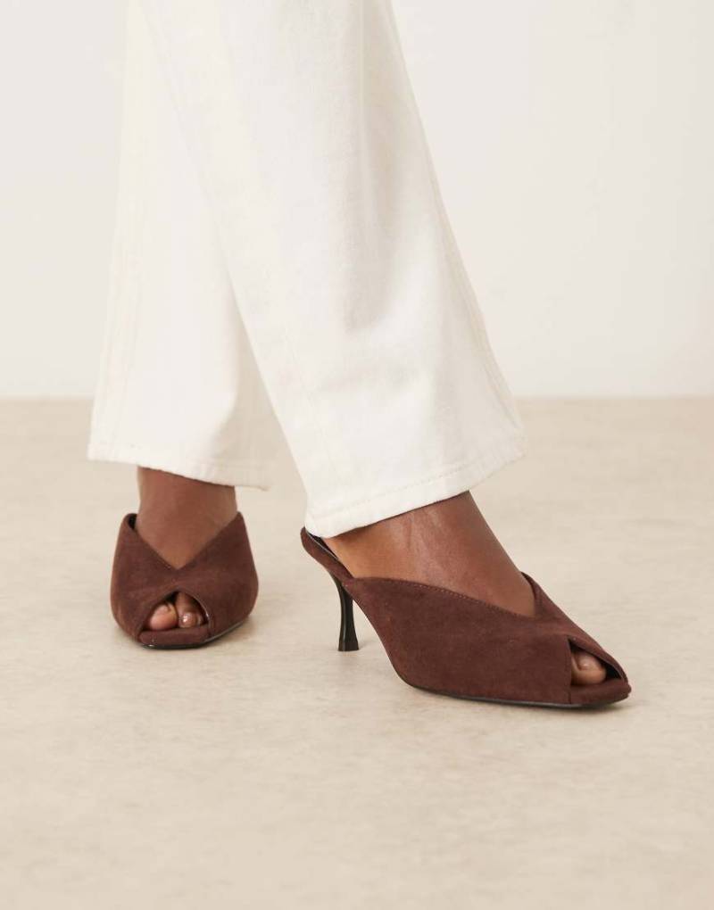 RAID - Sonika - Pantoletten aus braunem Wildlederimitat mit Kitten-Absatz-Brown von Raid