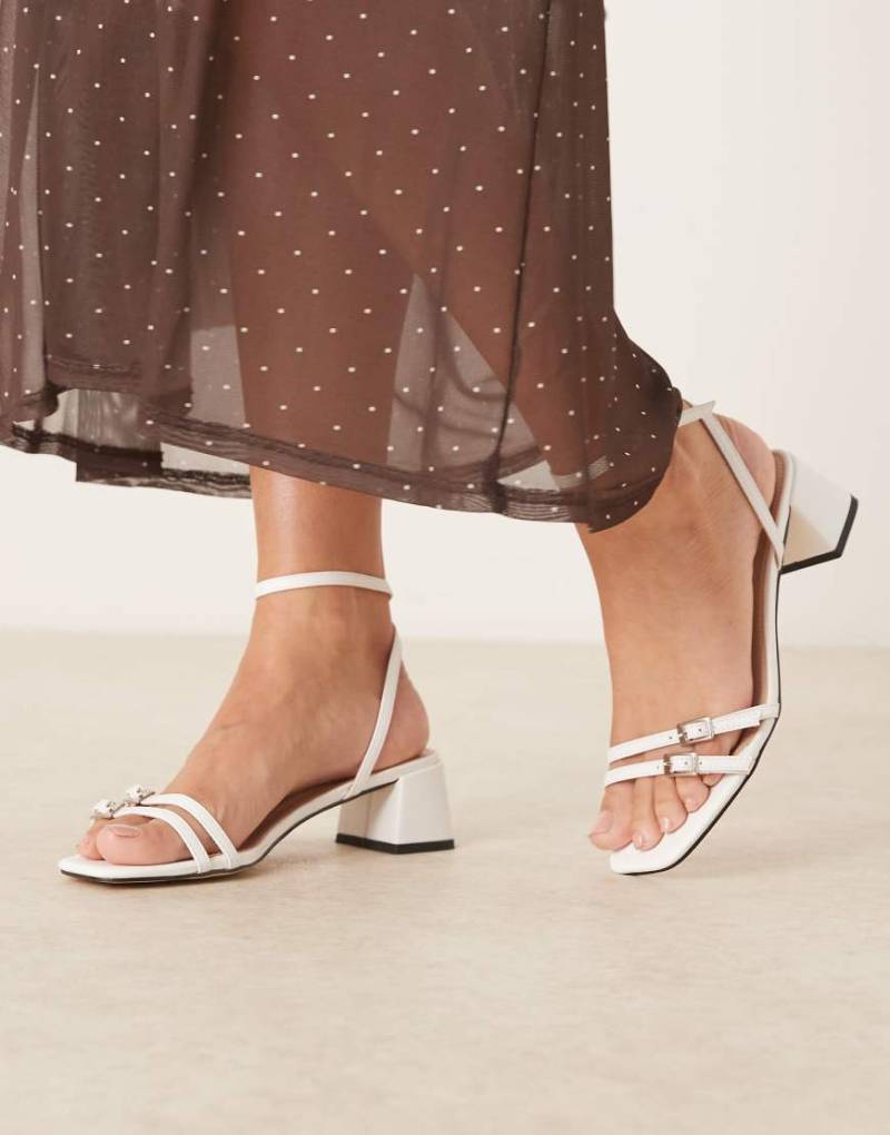 RAID - Zinia - Sandaletten in Weiß mit niedrigem Blockabsatz und Schnallendetail von Raid