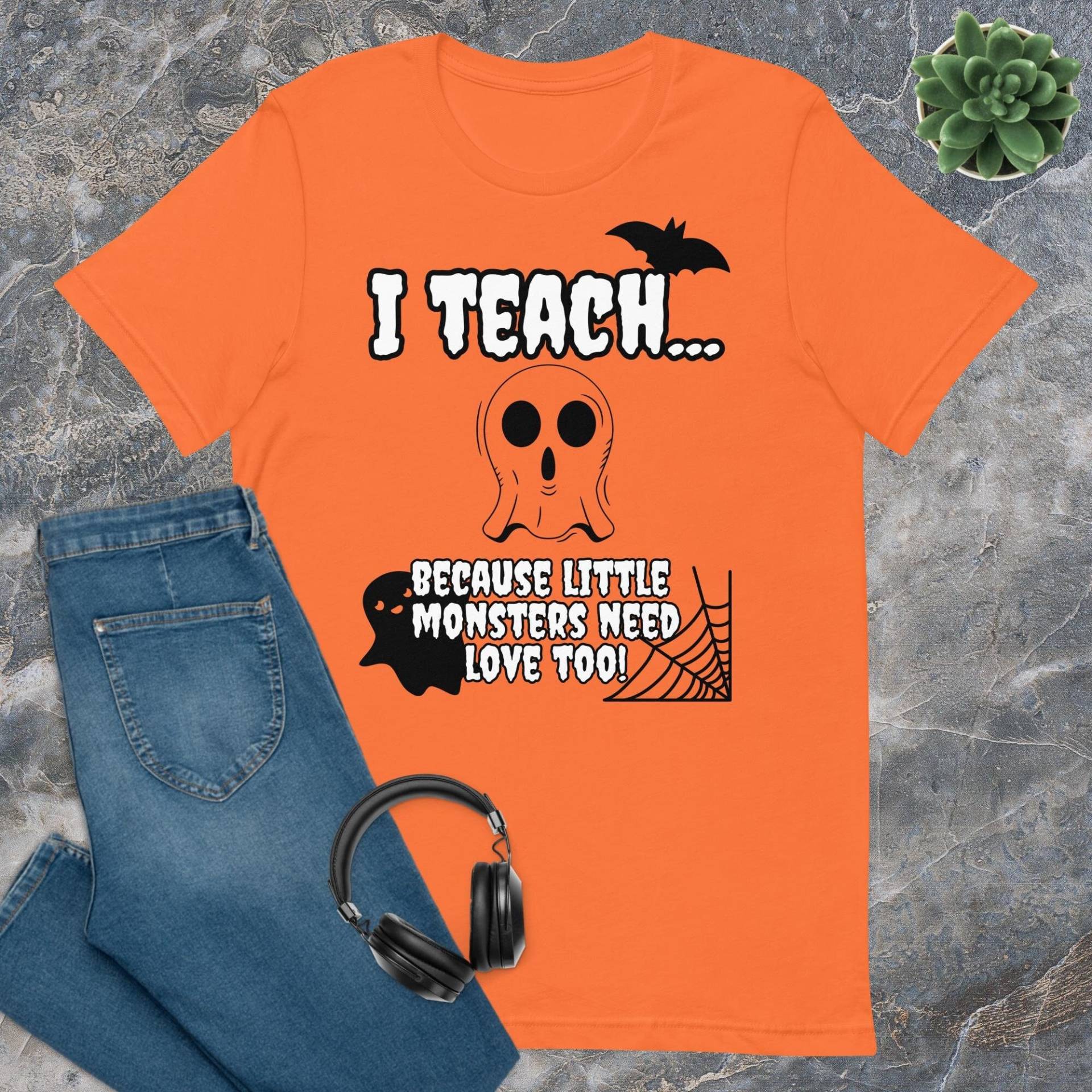 Denn Auch Kleine Monster Brauchen Liebe | Lehrer Halloween Shirt Halloween-Outfit Gruselige Geschenk Jahreszeit von RaidenGateDesign