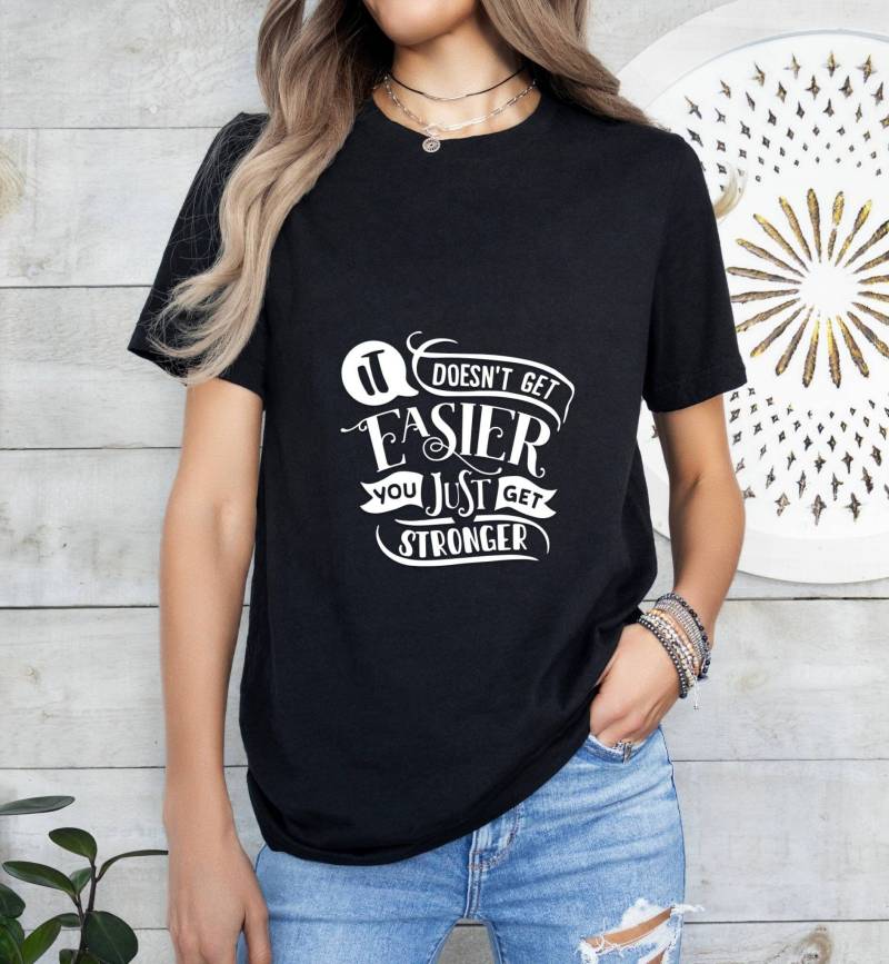 Inspirierendes Christliches T-Shirt "Es Wird Nicht Einfacher" Bibel Vers Shirt Inspirierendes Christliches T-Shirt "Es Wird Nicht Einfacher" Bibel Vers Shirt von RaidenGateDesign