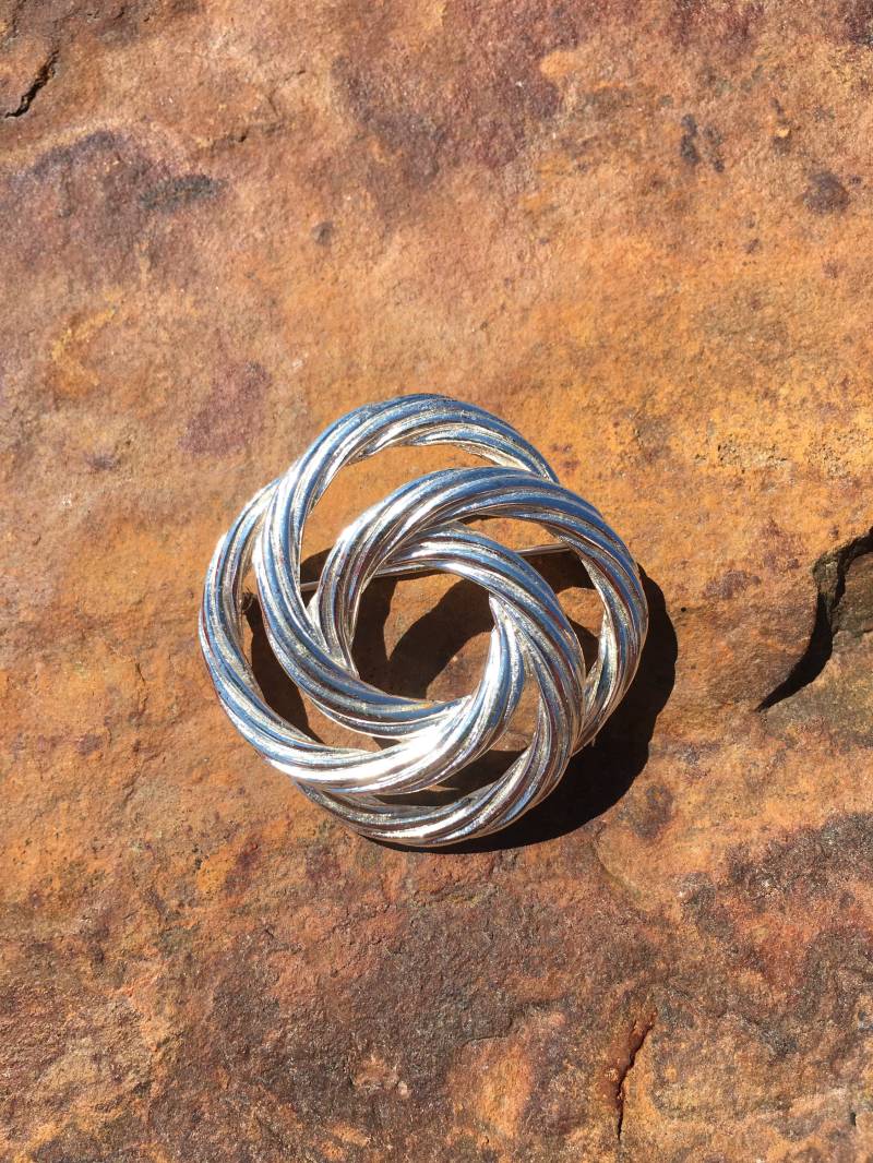 1980S Monet Gewundene Knoten Brosche Silberfarben Vintage Offen Gerippt Line Swirl von RaiderOfLostKitsch