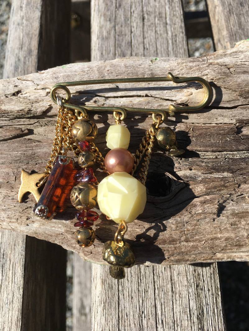 1990Er Jahre Messing Charm Sicherheitsnadel Brosche 1990Er Jahre Messing Charm Sicherheitsnadel Brosche von RaiderOfLostKitsch