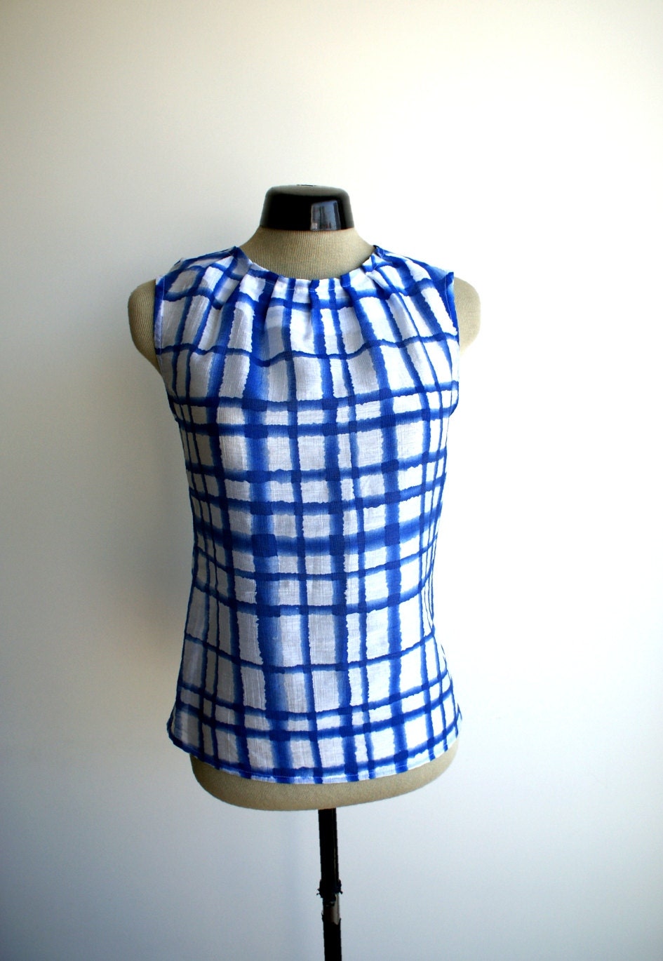 Weißes Und Blaues Kariertes Oberteil, Gefalteter Ausschnitt von RailiNolvak