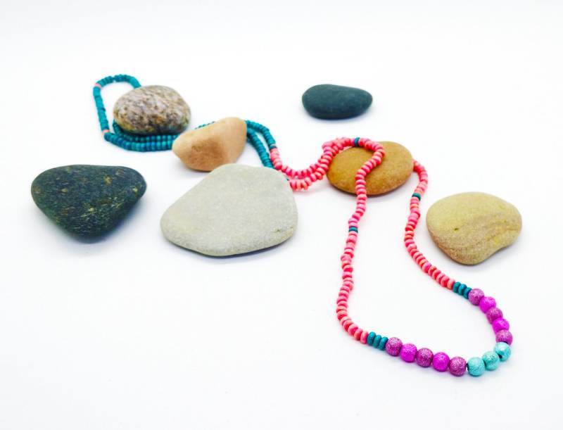 Lange Holzperlen Kette Im Boho Stil. Rosa Und Blauen Holzperlen von RaimondsAccessories