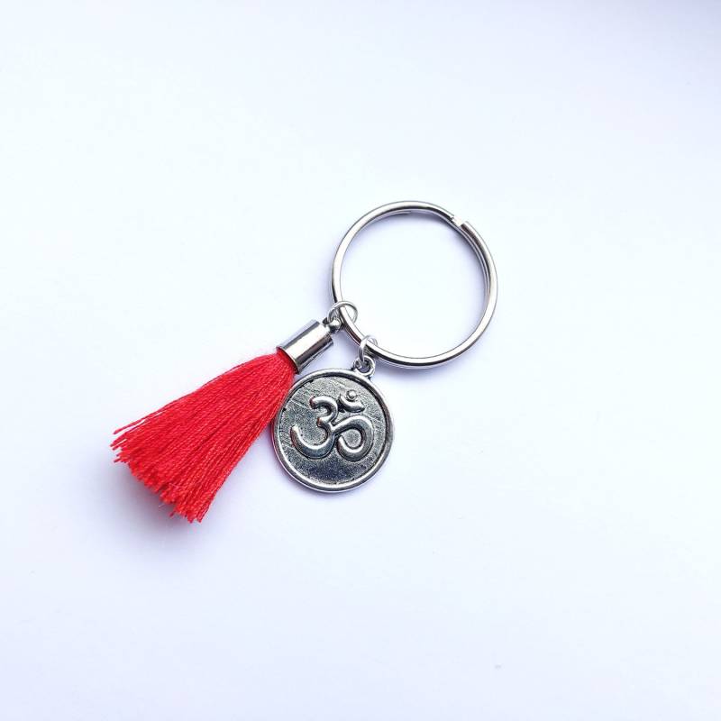 Rot Quaste Keychain, Om Charme Keychain Geschenk. Anhänger Accessoires Schlüsselanhänger . Perfektes Geschenk von RaimondsAccessories