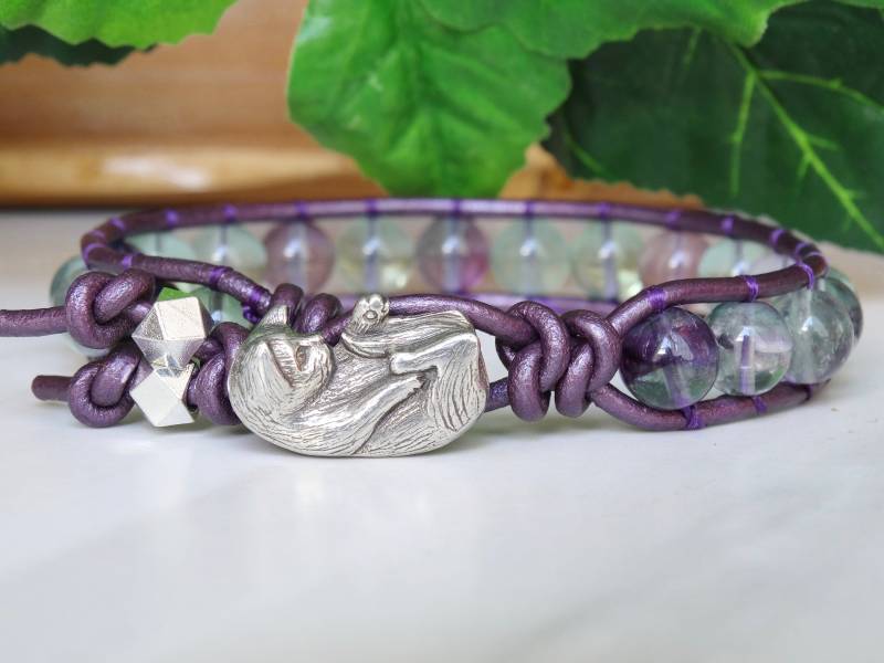 Edelstein Katzen-Lederarmband | Fluorit Armband Verspieltes Kätzchen Rt050 von RainTreeEssentials