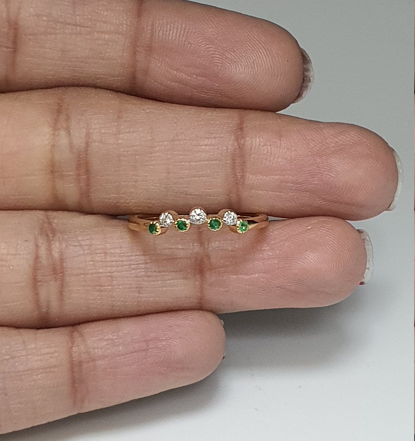 18 Karat Gelbgold Grün Smaragd & Diamant Rund Cluster Ring 0, 13 von RainaJewels
