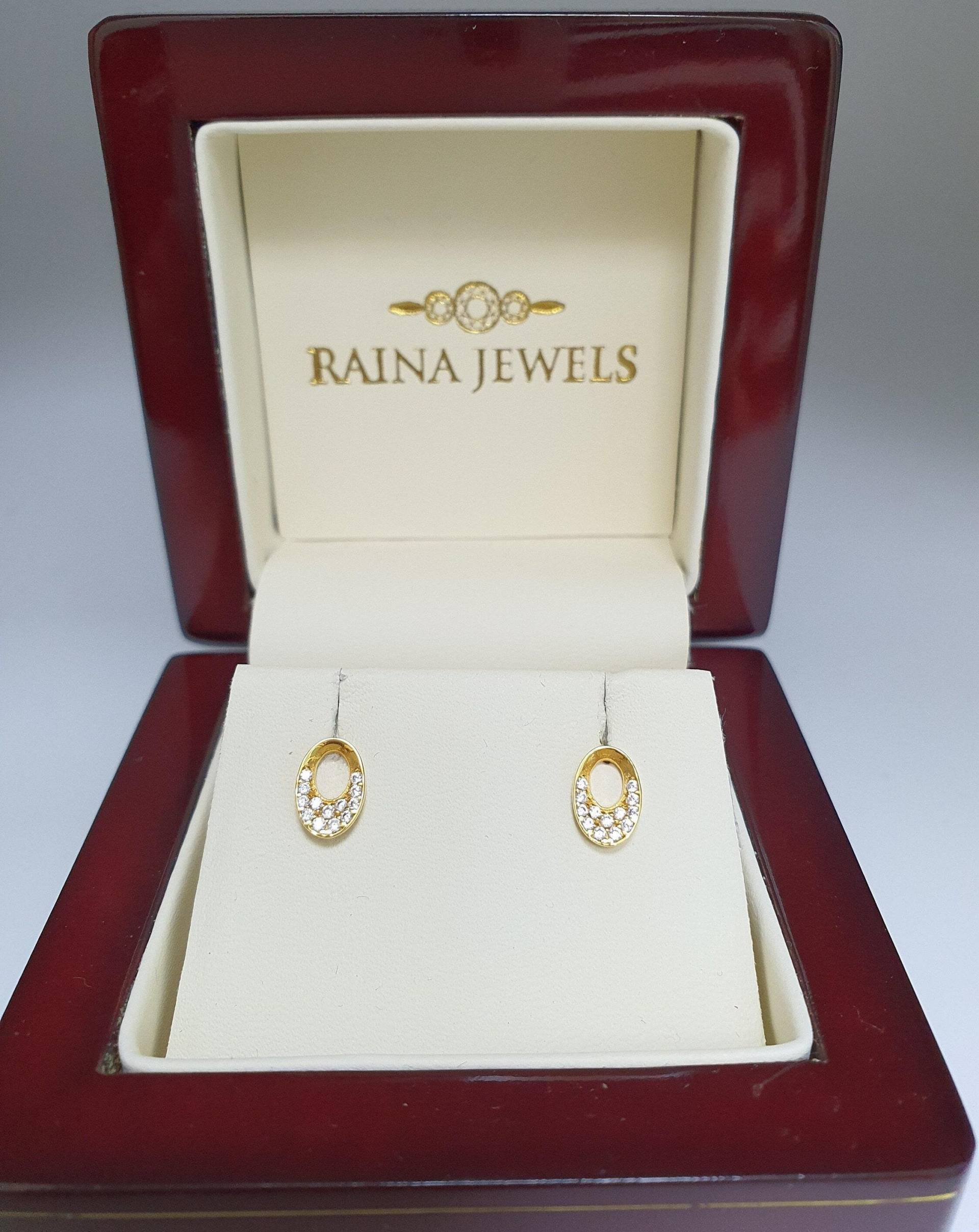 22 Karat Gelbgold Zirkonia Runde Cluster Ovale Form Ohrstecker von RainaJewels