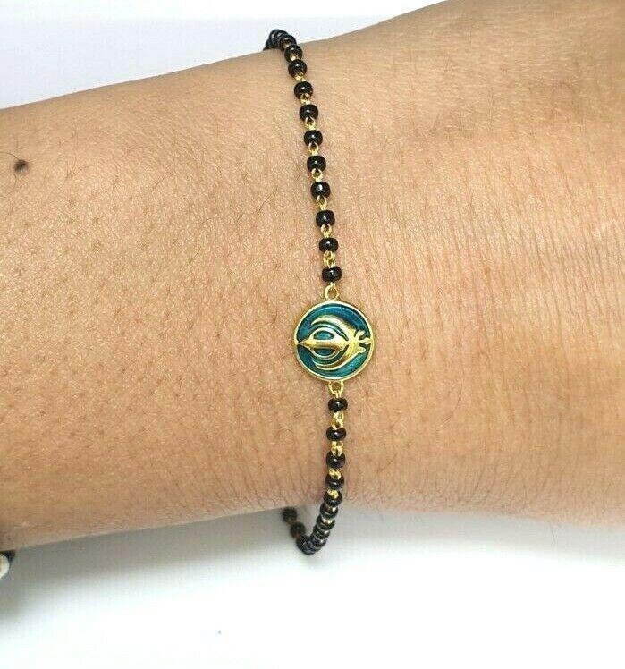 22K Gelb Gold Baby Armband Schwarz-Perlen Mit Khanda/ Khalsa Anhänger 5.5 Inch von RainaJewels