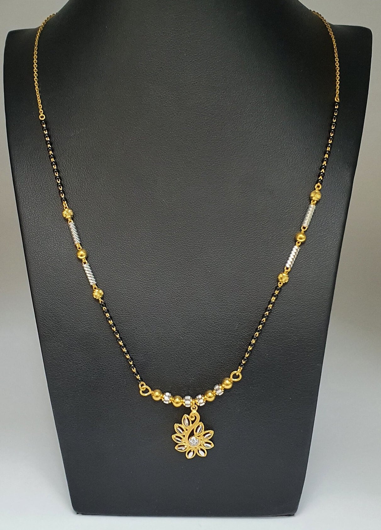 22K Gelbgold Damen Mangalsutra Halskette Mit Cubic Zircon 18'' Zoll 9, 9 Gms von RainaJewels