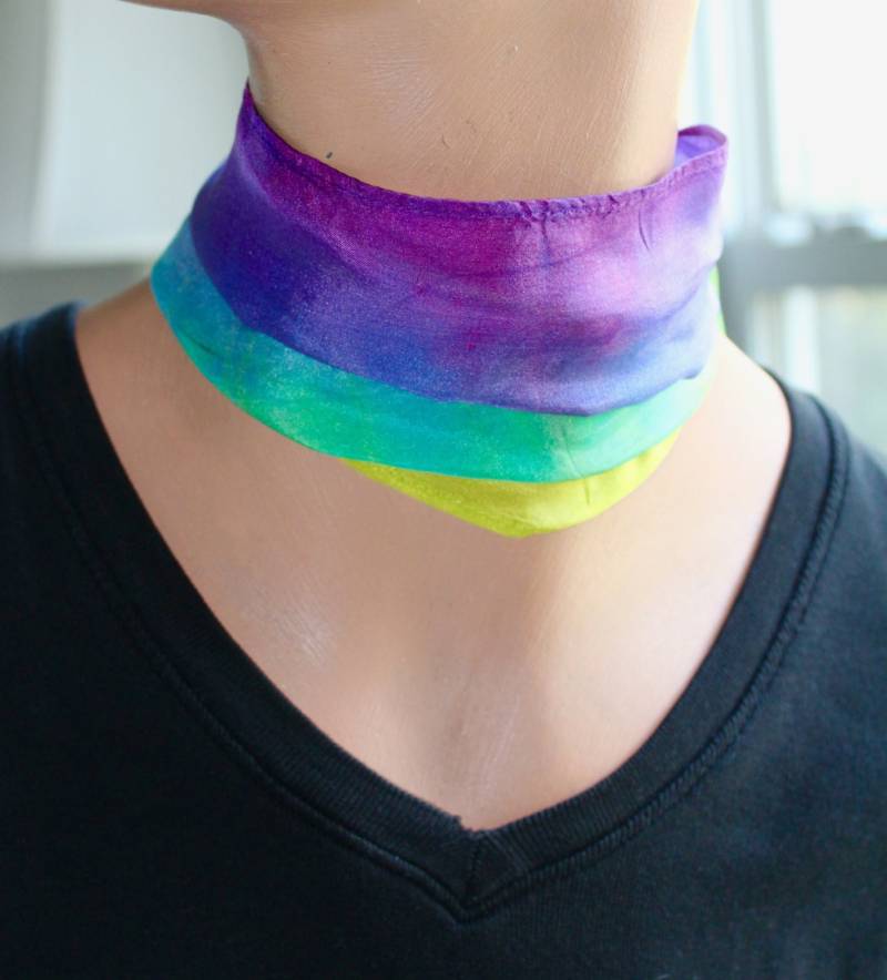 Ooak Lila, Blau, Grün Und Gelb Handgefärbter Gestreifter Habotai-Seidenschal Ooak Lila, Blau, Grün Und Gelb Handgefärbter Gestreifter Habotai-Seidenschal von RainboThreds