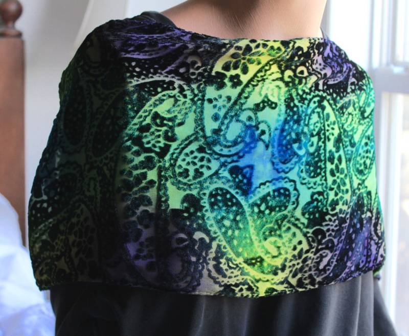 Ooak Lila, Blau Und Grün Hand Gefärbt Paisley Cut Samt Seidenschal Mit Fransen Ooak Lila, Blau Und Grün Hand Gefärbt Paisley Cut Samt Seidenschal Mit Fransen von RainboThreds