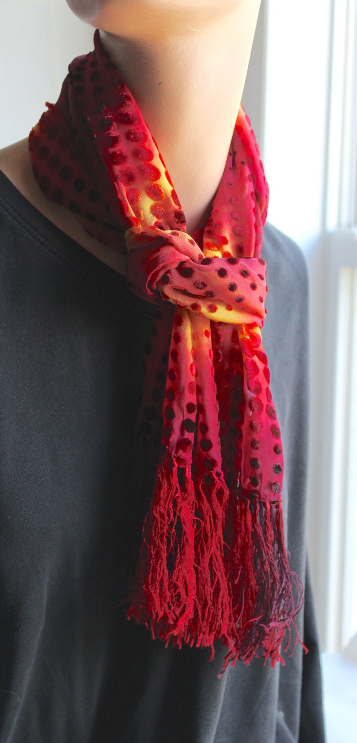 Ooak Rot, Burgundy Und Gelb Handgefärbter Polka Dot Cut Samt-Seidenschal Mit Fransen Ooak Rot, Burgundy Und Gelb Handgefärbter Polka Dot Cut Samt-Seidenschal Mit Fransen von RainboThreds