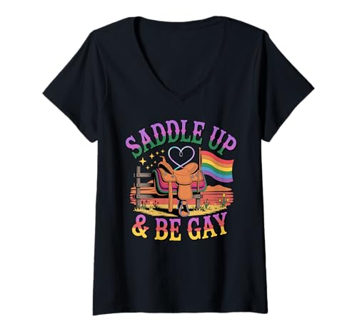 Damen Sattel auf und sei schwul Rainbow Western LGBTQ+ Pride T-Shirt mit V-Ausschnitt Damen Sattel auf und sei schwul Rainbow Western LGBTQ+ Pride T-Shirt mit V-Ausschnitt von Rainbow Country Pride Rodeo by NLTS