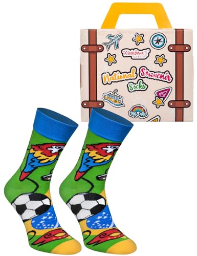 Rainbow Socks - Damen Herren Lustige Brasilien Socken in einem Koffer - Souvenir für Touristen - Fußball Papagei Karneval Maske - 1 Paar - Größen 36-40 von Rainbow Socks
