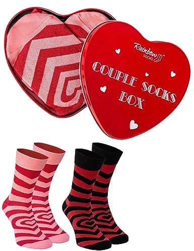 Rainbow Socks - Couple Socks Box - Damen Herren Novelty Socken für Paare - Set mit 2 Paar Socken für Paare in zwei Größen - Geschenk zum Valentinstag - 2 Paar - Größen 36-40 + 41-46 von Rainbow Socks