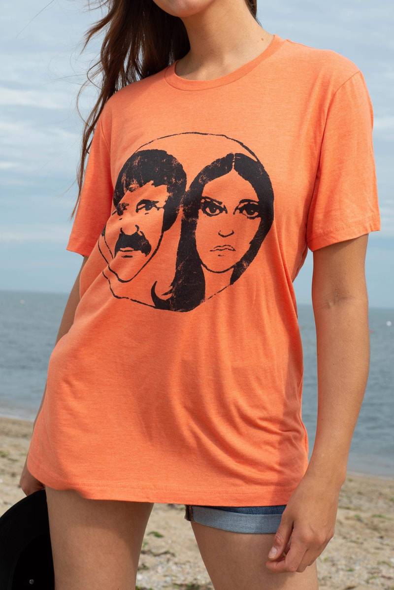The Beat Goes On Unisex T-Shirt, Retro 1970Er Sonny Und Cher Vintage Cotton Herren Damen Grafik-T-Shirts, Orange 70Er Jahre T-Shirt von RainbowArtifacts