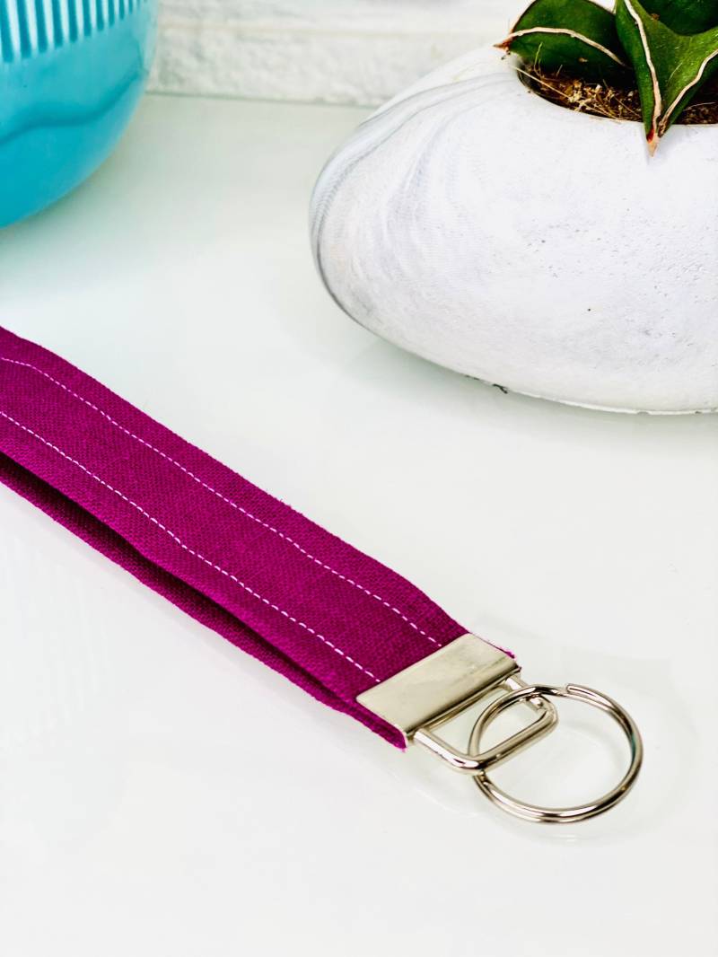 Lila Schlüsselanhänger Silberne Metallteile, Natürliches Schlüsselband von RainbowDaddy