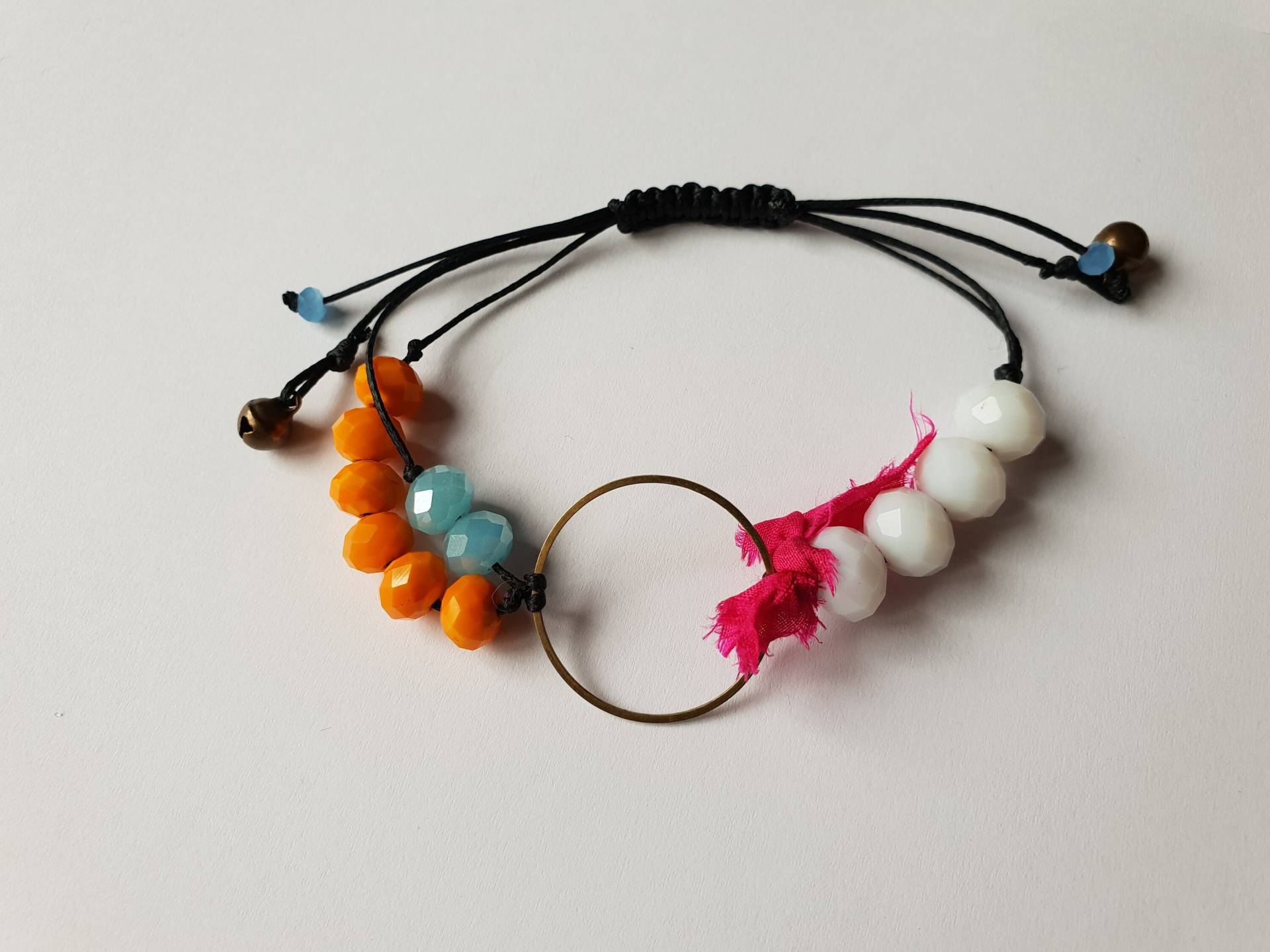 Kristallperlen Und Glöckchen Verstellbares Makramee Armband Kristallperlen Und Glöckchen Verstellbares Makramee Armband von RainbowDreamsbyMaria