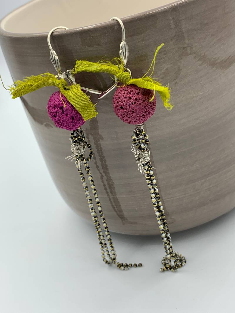 Lila Lavastein Und Grüne Schleife Lange Ohrringe von RainbowDreamsbyMaria